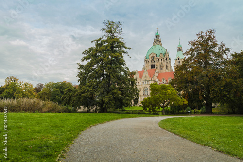 Hannovers prächtiges Rathaus am Maschpark photo