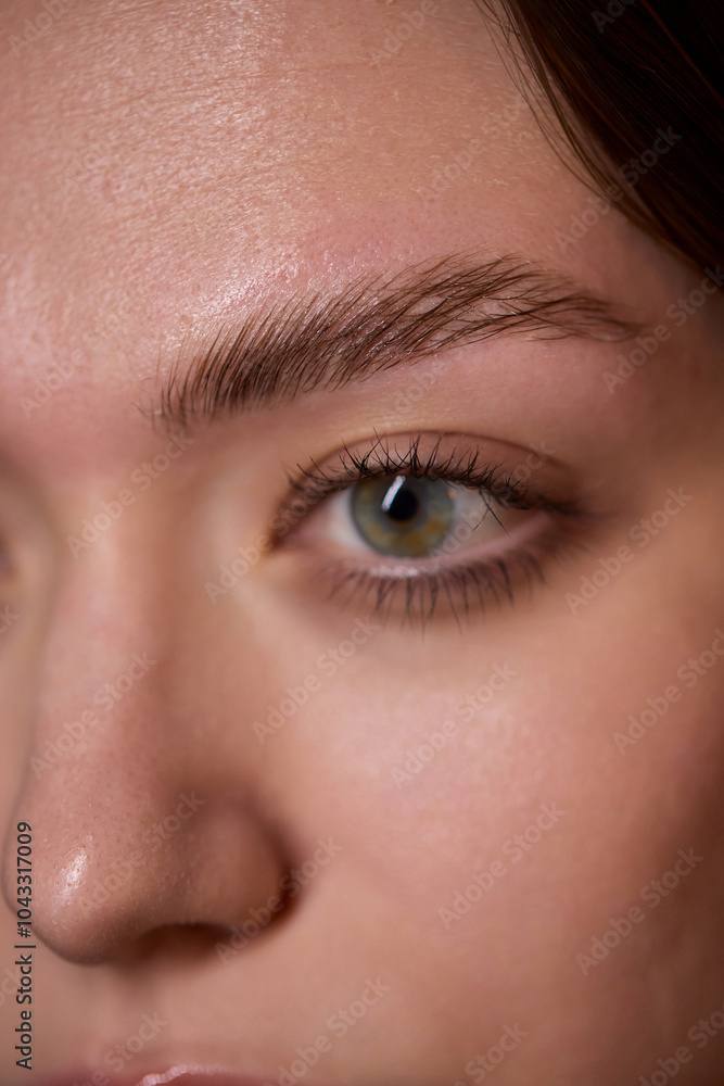 Obraz premium An Elegant and Striking Portrait of a Young Woman Radiating Natural Beauty and Graceful Charm