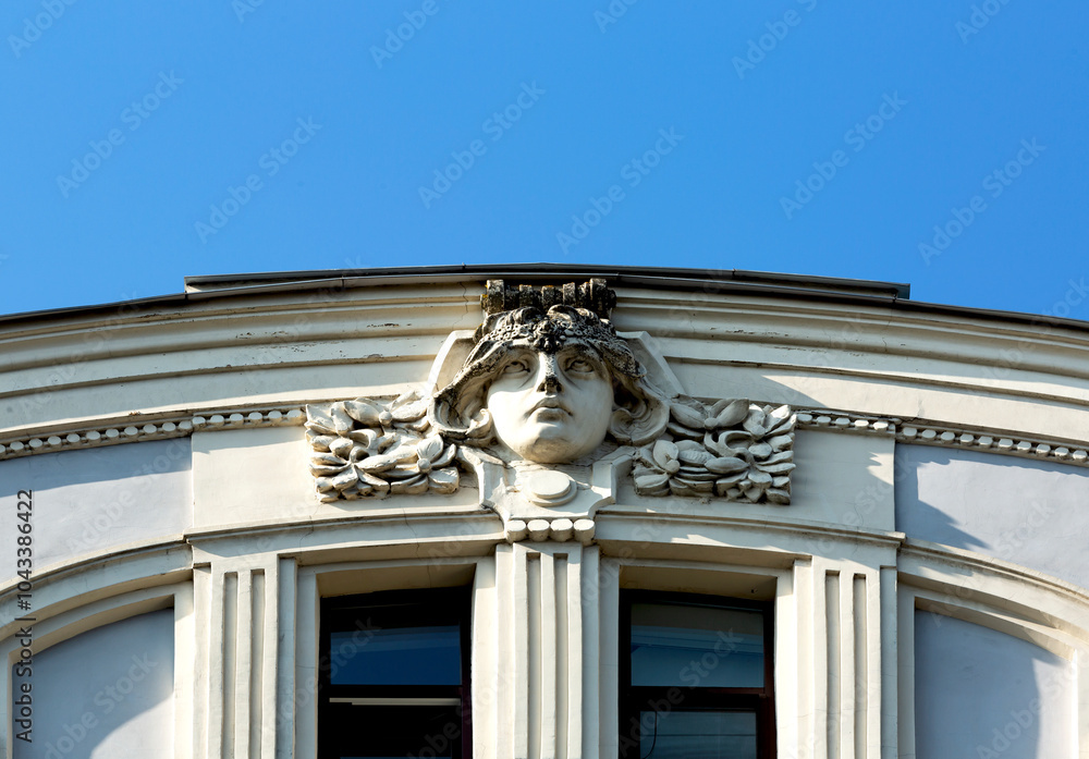 busto con floración sobre la ventana oval busto con floración sobre la ventana oval