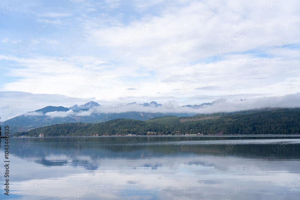 Fototapeta premium A moody and scenic view of Washington state mountains with a lot of greenery.