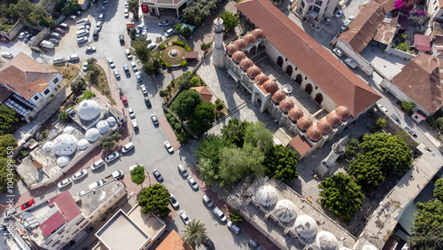 Foto Tarsus - Turkey, April 21, 2024, Ulu Mosque and Kirkkasik Bedesteni - from the c
