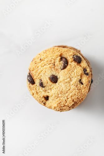 Fotografía chocolate chip cookies on a white plate