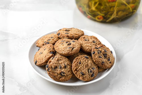 Fotografía chocolate chip cookies on a white plate