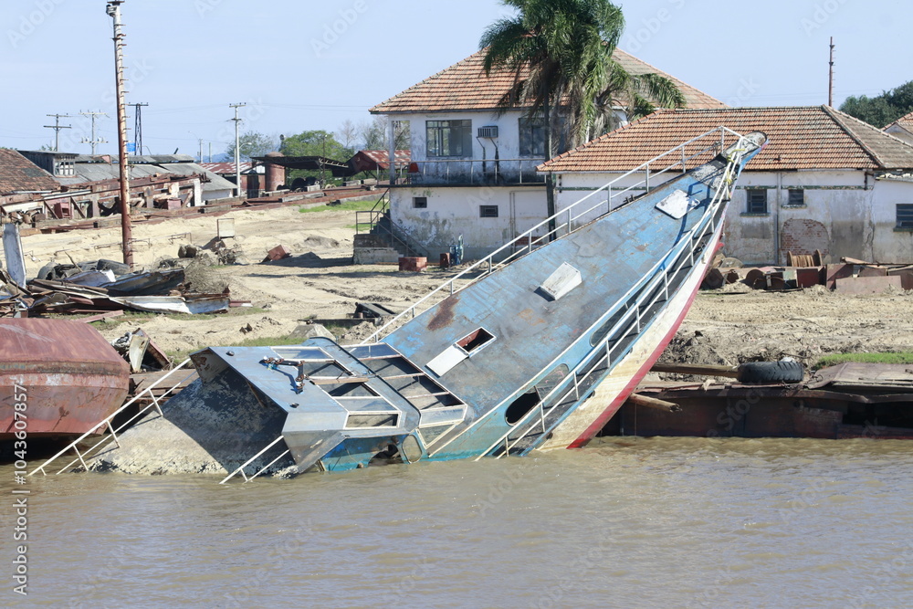 Naklejka premium Barco após a enchente