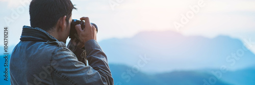Foto The photographer with jacket taking photo by a camera in a mountains