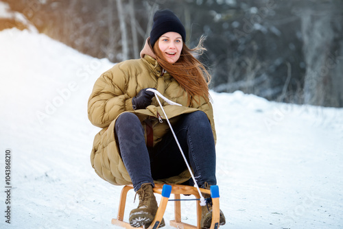 Foto Portrait young adult happy woman enjoy having fun riding vintage wooden retro sledge mountain hill cold winter sunny day