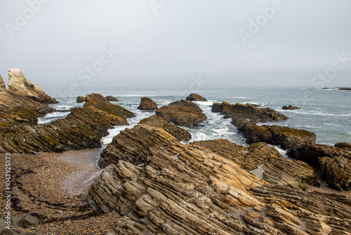 Felsen im Pazifik im Montaña de Oro State Park in Kalifornien photo