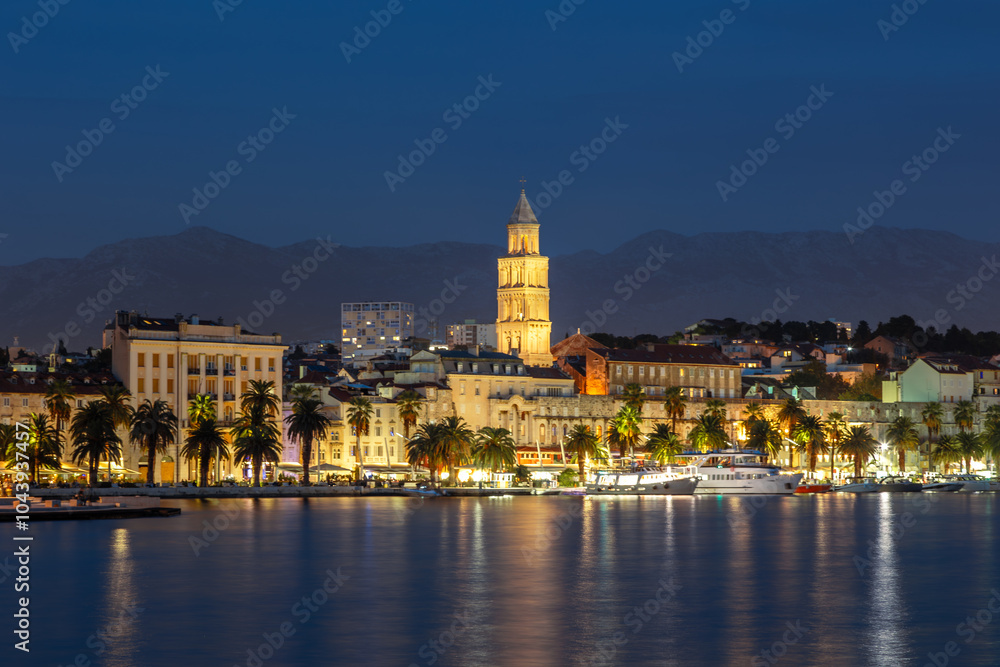Obraz premium Long exposure blue hour photo of the historic walled old city of Split, Croatia with Cathedral of Saint Domnius, Sveti Dujam and bay
