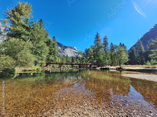 Merced River im Yosemite Valley in Kalifornien photo