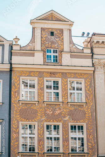 Obraz na płótnie Colorful Historic Buildings and Houses on Stary Rynek Square in Poznań, Poland, with a Blue Sky and Mural Art w salonie