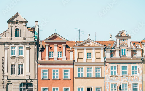 Obraz na płótnie Colorful Historic Buildings and Houses on Stary Rynek Square in Poznań, Poland, with a Blue Sky and Mural Art w salonie