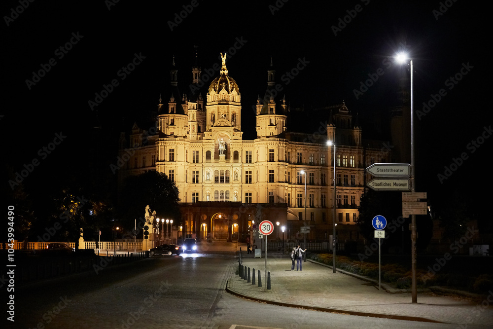 Fototapeta premium Nachtaufnahme vom berühmten Schweriner Schloss, in Deutschland,Mecklenburg-Vorpommern.