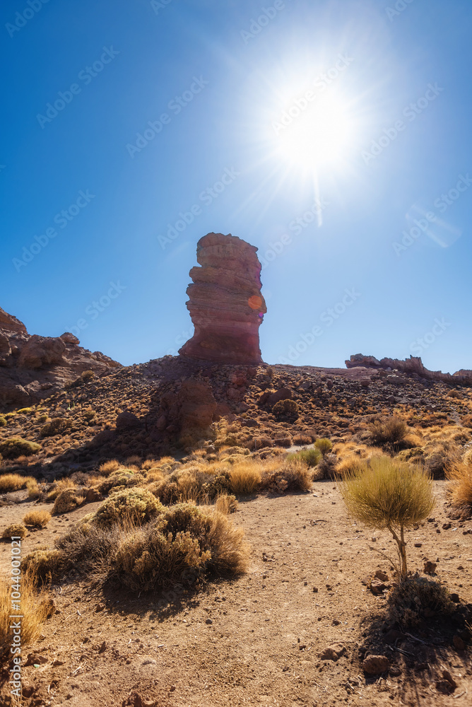 Φωτογραφία Stunning view of Roque Cinchado towering over the rugged terrain with Mount Teide majestically rising in the background on a clear day Teide National Park, Tenerife, Canary Islands, Spain