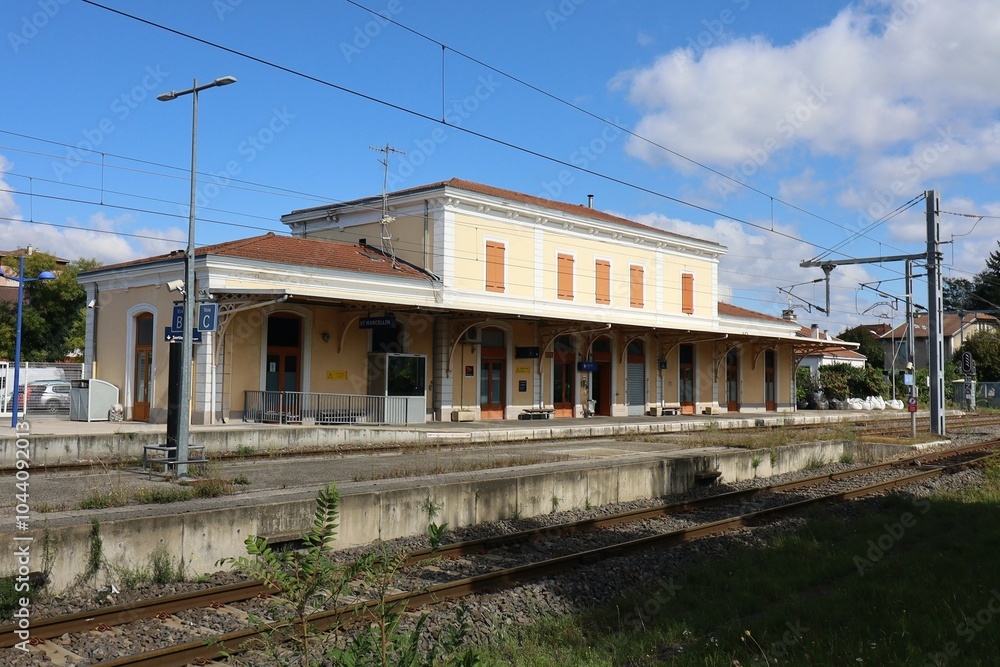 Obraz premium Gare ferroviaire, vue de l'extérieur, ville de Saint-Marcellin, département de l'Isère, France