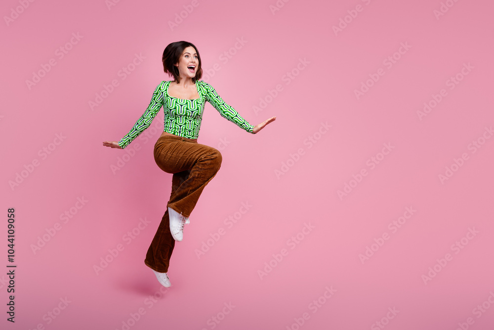 Φωτογραφία Photo of overjoyed adorable cheerful woman wear green clothes walk isolated on p