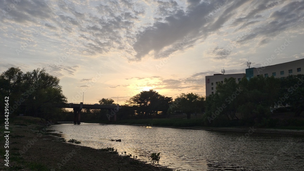 Fototapeta premium Hermoso rio y atardecer