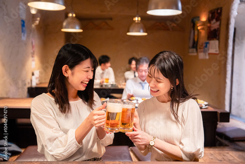 居酒屋で女子会をする二人の女性