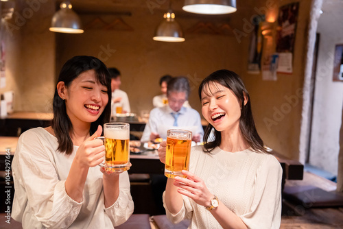 居酒屋で女子会をする二人の女性