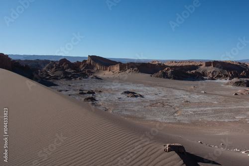 Vale de la Luna, Deserto do Atacama, Chile - Paisagens Surreais e Formações Geológicas photo