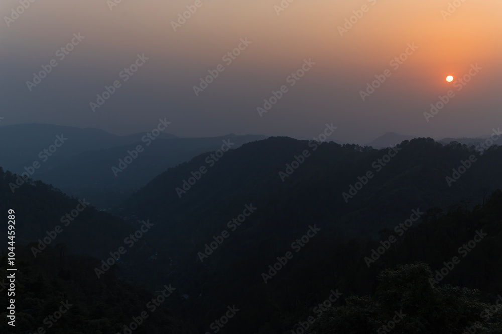 Obraz premium Scenic landscape of taradevi sunset in himachal pradesh in India. Himalayan mountains in himachal pradesh India.