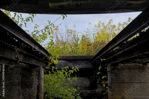 Obraz na płótnie Under metal overpass for car repair w salonie