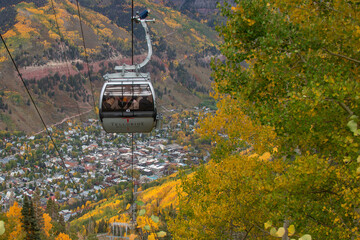 Wandcirkels Gondels Gondel tussen herfstkleuren in Telluride  © Lee
