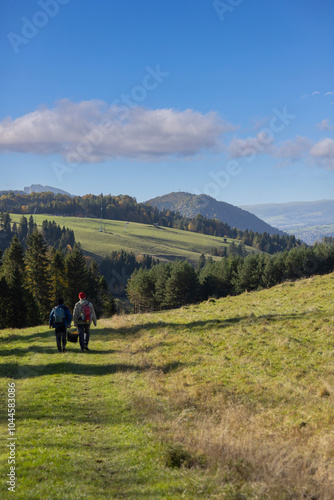 Obraz na płótnie Two tourists with a basket of mushrooms on sunny autumn day in Pieniny, Szczawnica, Poland w salonie