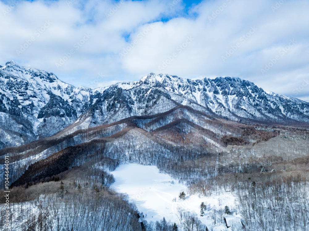 Fototapeta premium 冬の鏡池と戸隠連峰(ドローン空撮) 長野県長野市戸隠