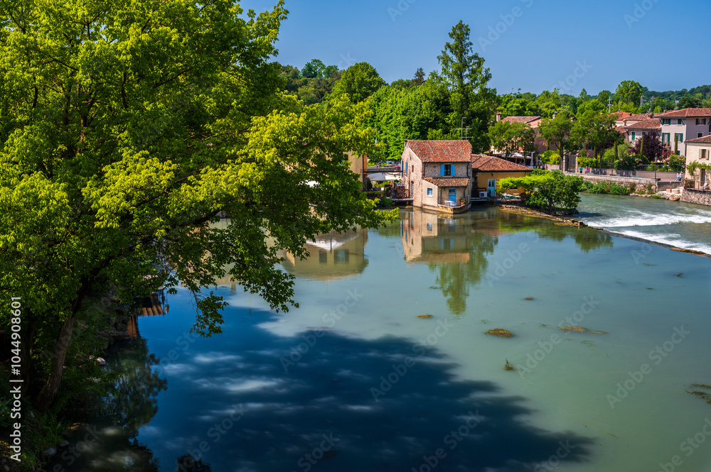 Obraz premium Summer on the Mincio river. Historic village of Borghetto sul Mincio