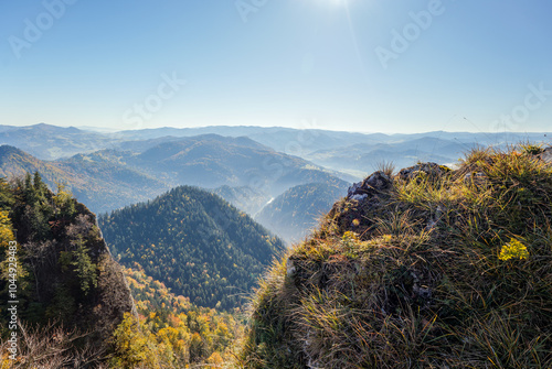 Obraz na płótnie Mountain landscape in autumn. Beautiful Polish Pieniny Mountains. Dunajec Valley. Rocks in the Foreground. View from the top of Trzy Korony. Dunajec Gorge. Sromowce Nizne, Poland w salonie