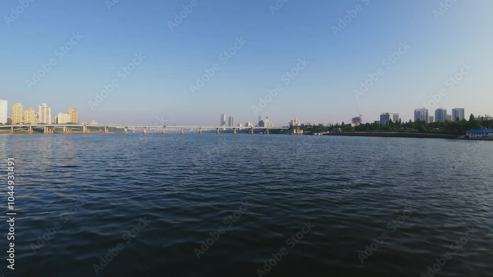 물결이 일렁이는 도시의 수면 위를 지나가다