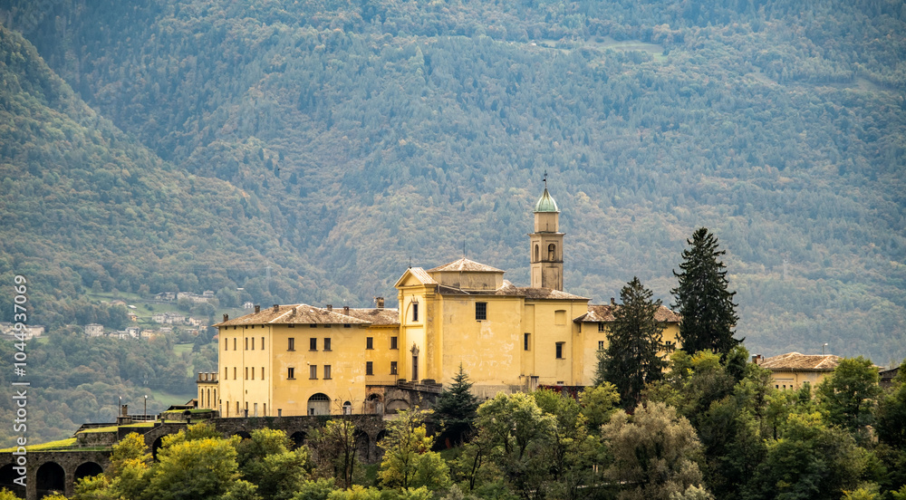 KLOSTER SAN LORENZO, WEINANBAUGEBIETS VALTELLINA. KLOSTER SAN LORENZO, WEINANBAUGEBIETS VALTELLINA.