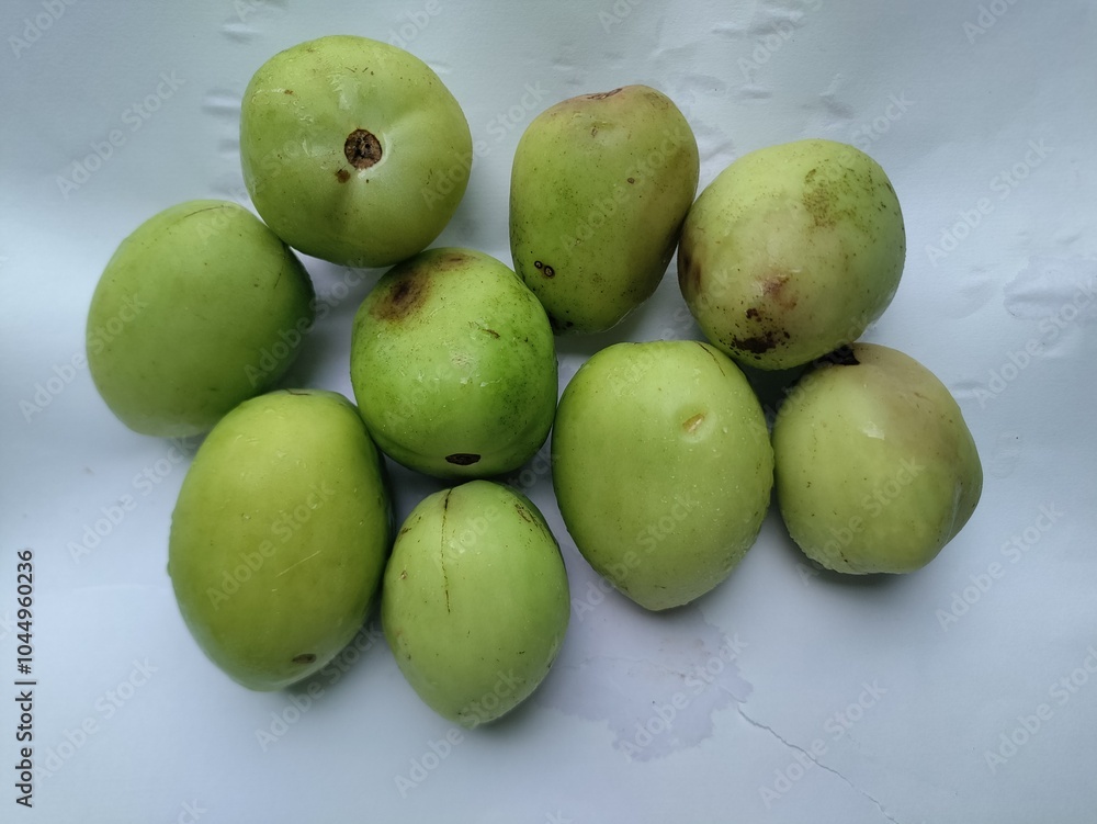 Organic raw tomatoes. Green unripe tomatoes. Organic raw tomatoes. Green unripe tomatoes.