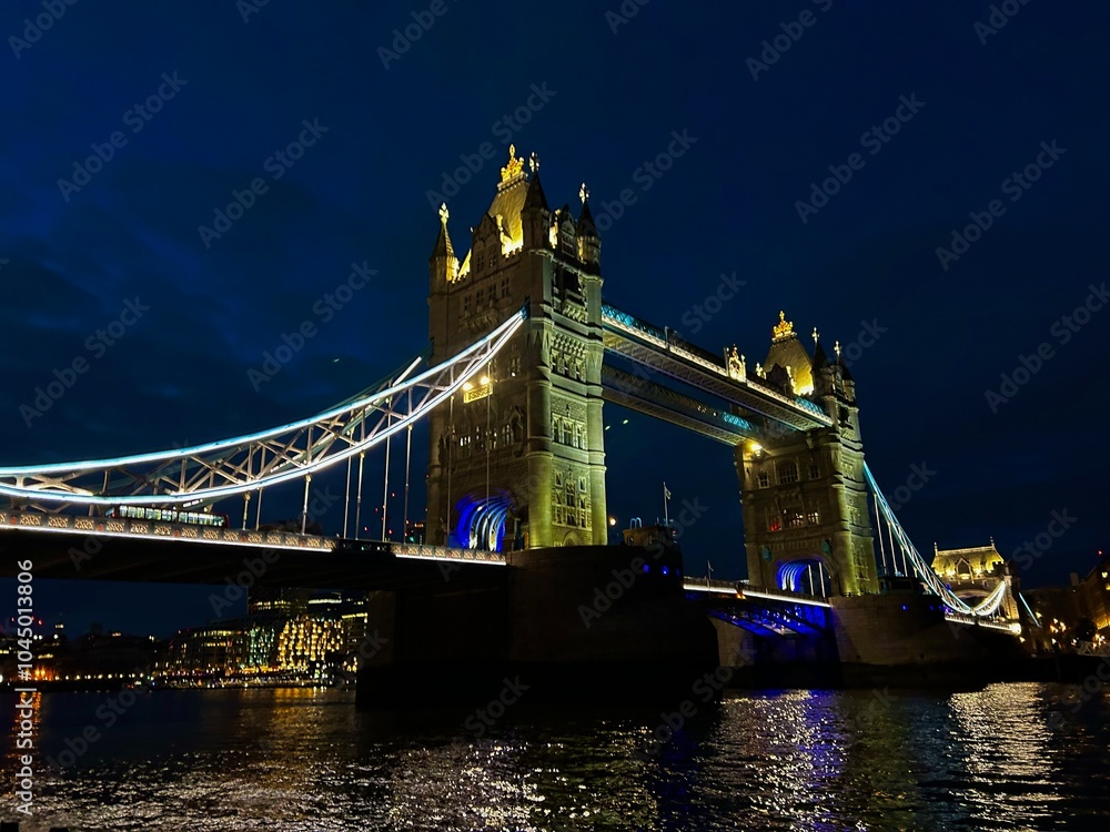 Obraz premium tower bridge at night