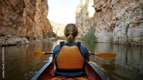 Abenteuerliches Kajakfahren in malerischen Canyon-Wasserwegen für Outdoor-Erkundungen und Abenteuersport photo