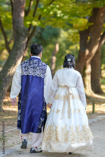 A Korean couple, a man in his 30s and a woman in her 20s, are spending time together in a historic park in Seoul, South Korea.