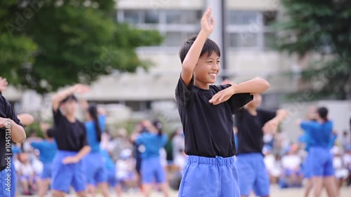 運動会でソーラン節を踊る小学生