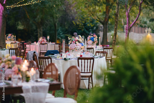 Obraz na płótnie Outdoor Wedding Reception with Floral Centerpieces and Elegant Table Setting - A Romantic Garden Event w salonie