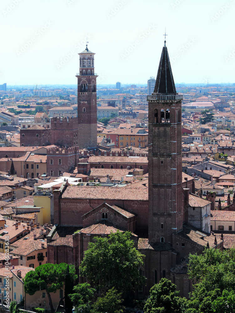 Panorámica de Verona, con vista a la Torre de Lamberti y la Iglesia de Santa Anastasia Panorámica de Verona, con vista a la Torre de Lamberti y la Iglesia de Santa Anastasia