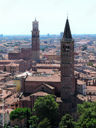 Panorámica de Verona, con vista a la Torre de Lamberti y la Iglesia de Santa Anastasia photo