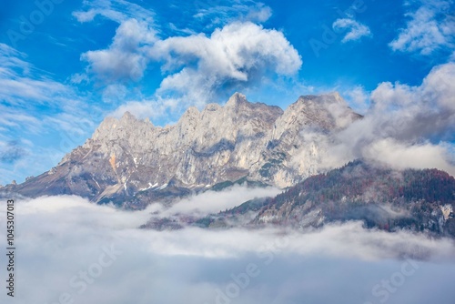 Wilder Kaiser (Tirol) im Herbst: Im Tal halten sich noch die Wolken, aber ein sonniger Tag steht bevor photo