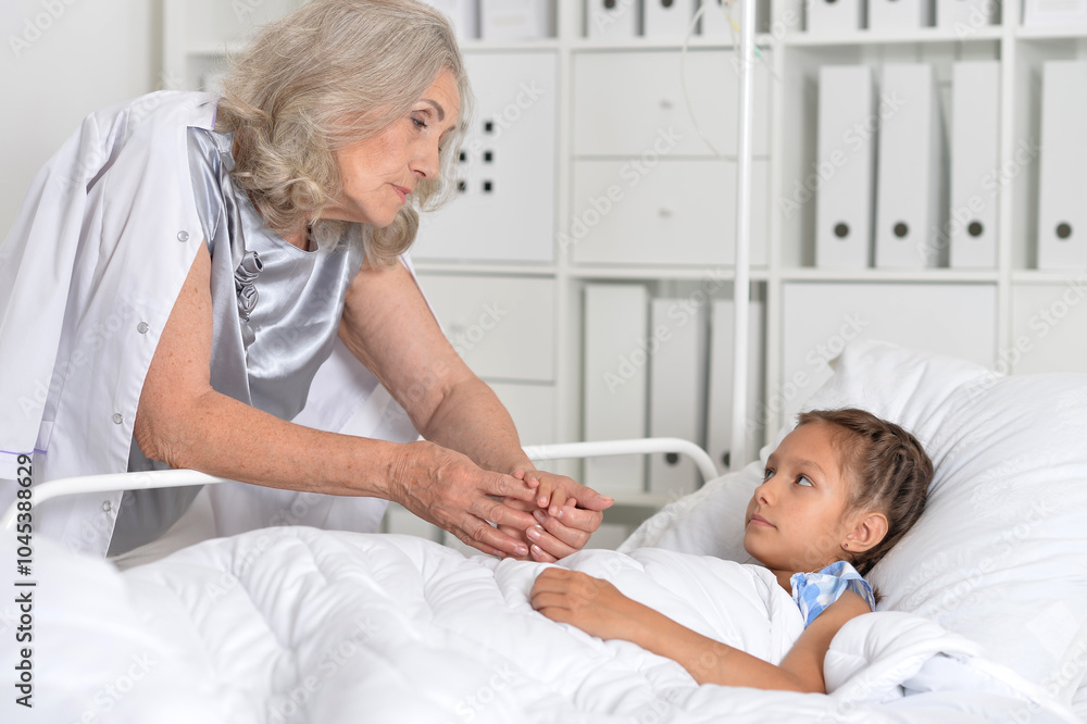 Obraz premium The little girl is in the hospital with her grandmother