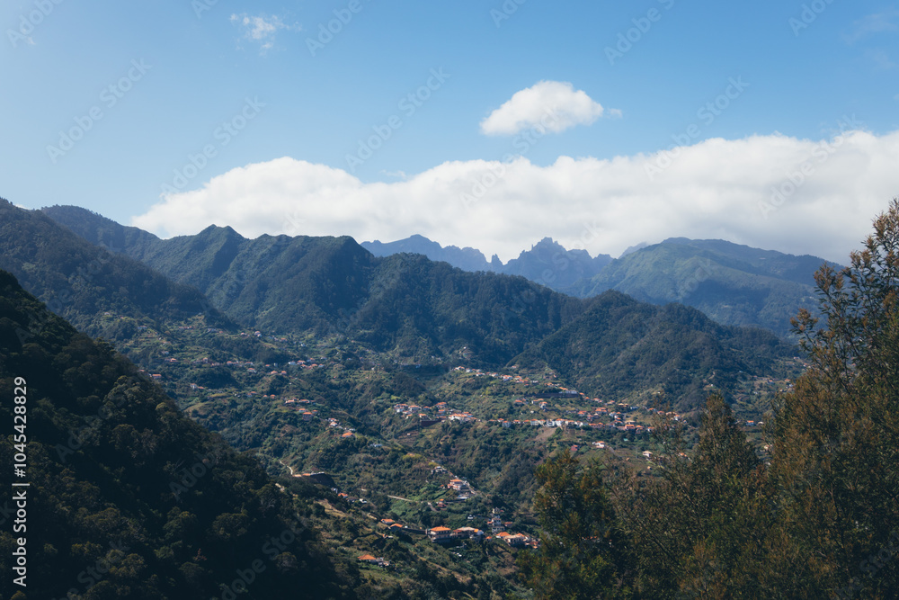 Obraz premium Mountain Range Panorama in Tropical Setting