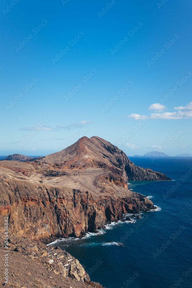 Obraz premium Rugged Cliffs and Deep Blue Ocean