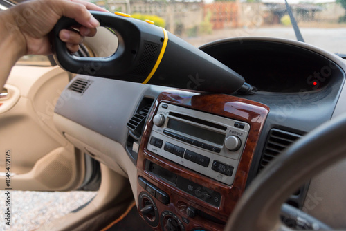 Use car vacuum cleaner to cleaning dust in the car