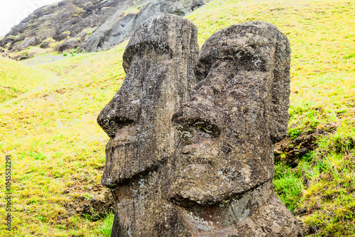 dos moai 
