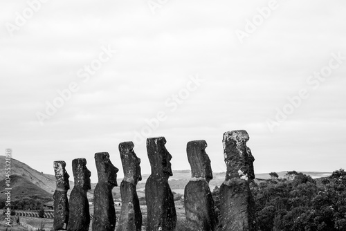 monumento de moai en rapa nui en blanco y negro 