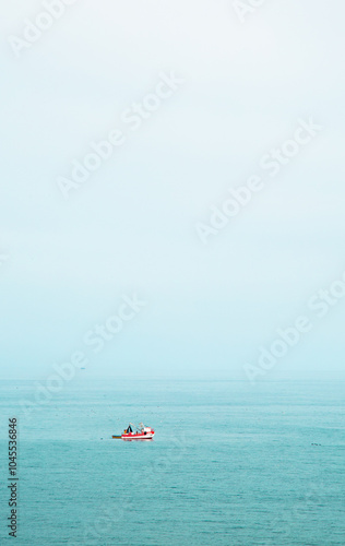 un bote pescando en el mar 