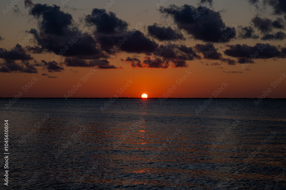 Naklejka premium Stunning Ocean Sunset with Vibrant Colors.