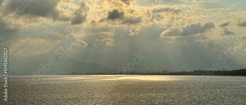 Obraz na płótnie Beautiful sky with sun rays shining on the Mediterranean Sea in Antalya, Turkey w salonie